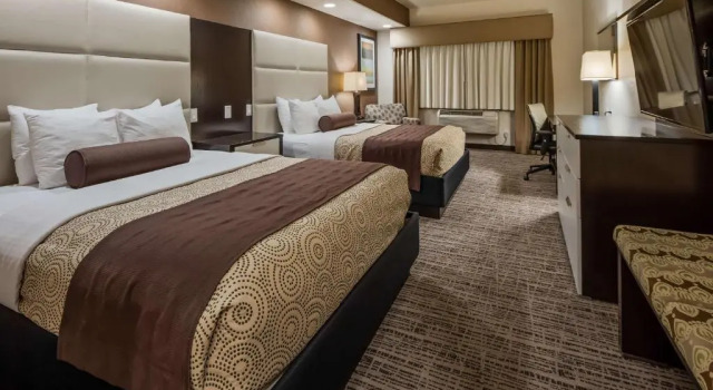Четырёхместный номер Deluxe Best Western Plus Lackland Hotel and Suites