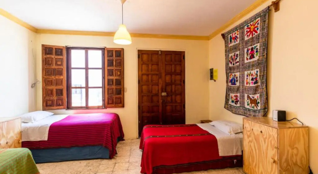 Кровать в общем номере Yellow House Hostel B&B