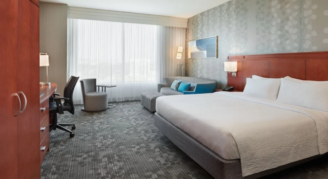 Номер Executive Courtyard by Marriott Ottawa East