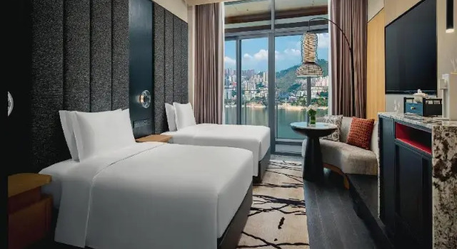 Четырёхместный номер Standard с балконом и с красивым видом из окна HUALUXE Hotels and Resorts Chongqing Wushan by IHG