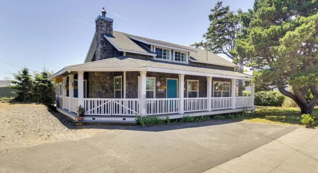 Coastal Lincoln City Home w/ Spacious Deck!