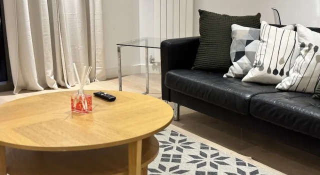 Docklands Stunning 2 bed Apartment London