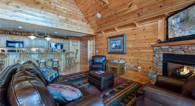 Majestic Point Lodge 5 Bedroom Mountain View Home with Hot Tub, Забронировать Отель Отели Great Smoky Mountains National Park с парковкой, Парковка