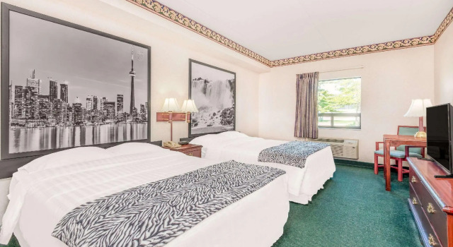 Четырёхместный номер Standard Super 8 by Wyndham Ambassador Bridge Windsor ON