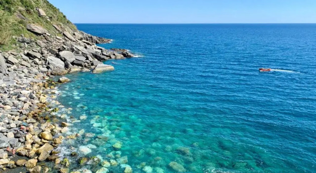 Апартаменты Carattino 12: Idyllic Seafront Family Retreat