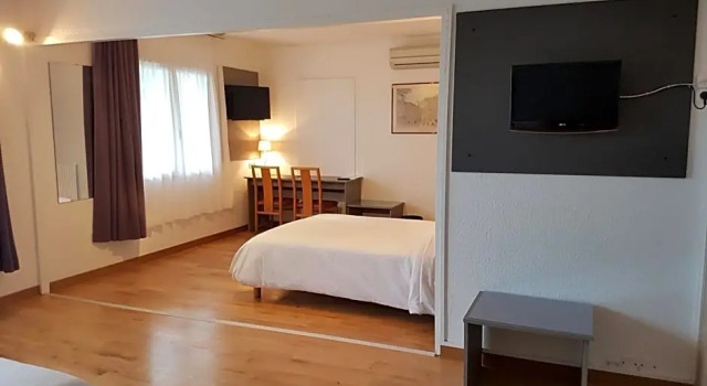 Hôtel Restaurant Les Bruyères, Book Hotel Hoteller i Medoc med parkering, Parkering