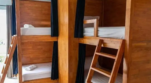 Кровать в общем номере (мужской номер) Coco & Pineapple Pants Hostel