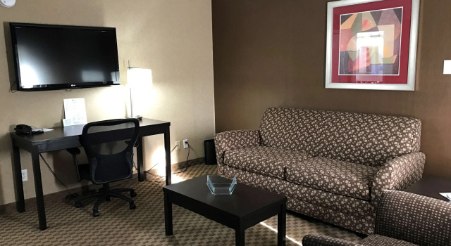 Четырёхместный люкс с 2 комнатами Best Western Yuma Mall Hotel & Suites