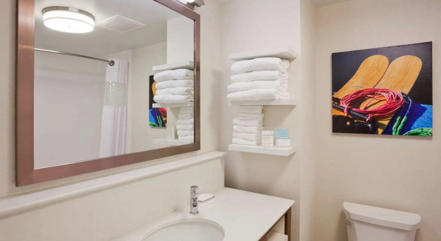 Номер Standard Hampton Inn Spicer Marina Area