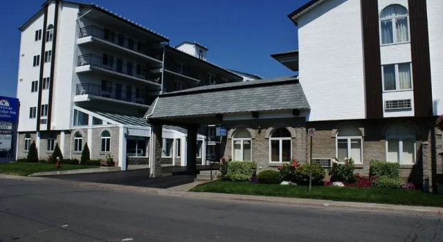 Americas Best Value Chalet Inn and Suites Niagara Falls, Забронировать Шале Коттеджи Ниагара Фолс, рядом с Казино Niagara, Коттедж