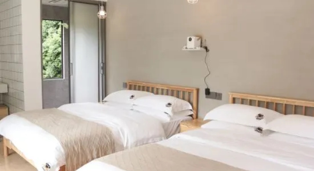 Кровать в общем номере с балконом Xiaoyang Tongue Homestay