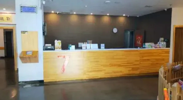 7 Days Premium Hotel (Dalian Airport Walmart Food Street), Buchen Sie Hotel Hotels in Dalian Area mit Pool, Schwimmbad