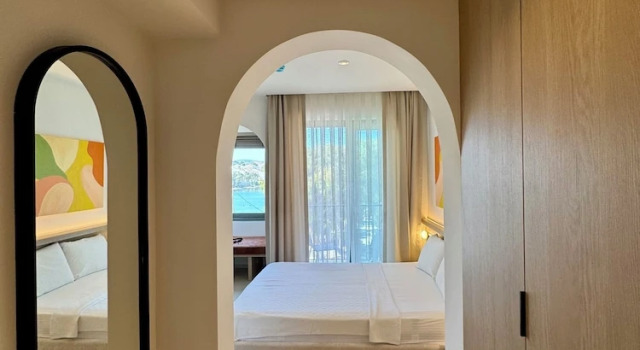 O podwyższonym standardzie trzyosobowy pokój i balkonem i z widokiem na morze Datca Deniz Hotel