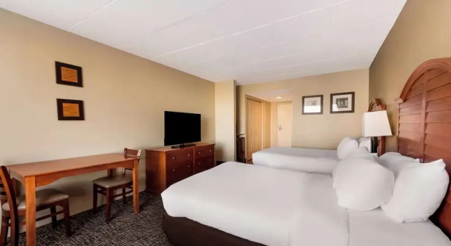 Четырёхместный номер Standard с балконом и с красивым видом из окна Comfort Inn South Oceanfront
