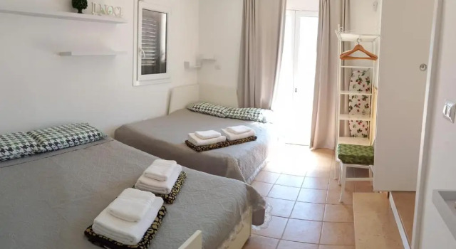Trullo Il Noce..Holiday home, Book Hotel Hotels in Murgia with Parking, Parking