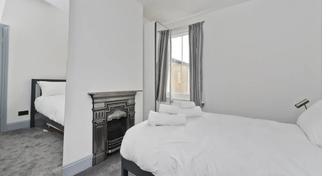 Stylish one Bedroom Flat Near Kew Gardens by Underthedoormat