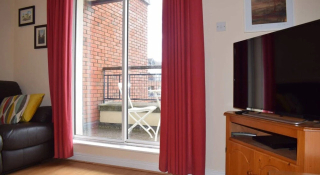 Colourful and Cosy 2 Bed in Ifsc With Balcony, Забронировать Отель Дублин Каунти Дублин, рядом с The Point Club