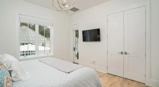 Коттедж с 6 комнатами Upscale Beach Estate With Private Pool + Carriage House And Less Than 300 Yards From The Beach 6 Bedroom Home by RedAwning