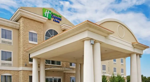Кровать в общем номере Holiday Inn Express Hotel & Suites Vernon College Area by IHG