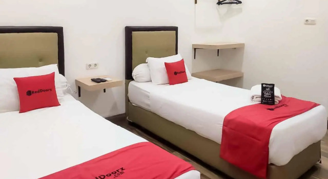 RedDoorz Plus @ Jalan Veteran Palembang, Boek Hotel Palembang Sumatra