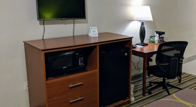 Четырёхместный номер Standard Цокольный этаж с видом на внутренний двор Super 8 by Wyndham Lake City