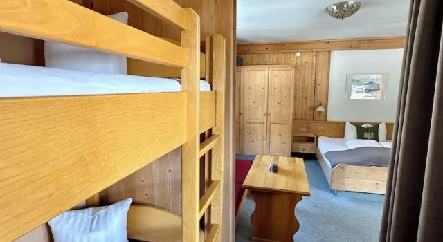 Четырёхместный номер Deluxe с балконом и с видом на горы Hotel Zirbenhof