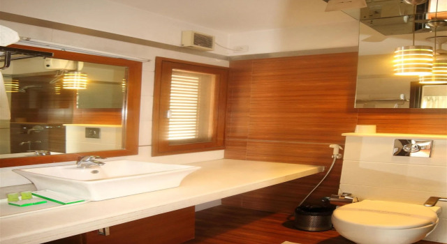 Stately Suites Golf Course Road, Забронировать Отель Гургаон Gurgaon Region, рядом с Улица Гольф-Корс-роуд