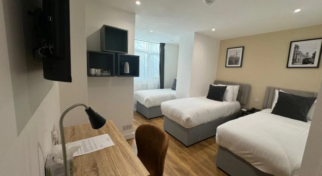 Трёхместный номер Premier Berjaya Eden Park London Hotel