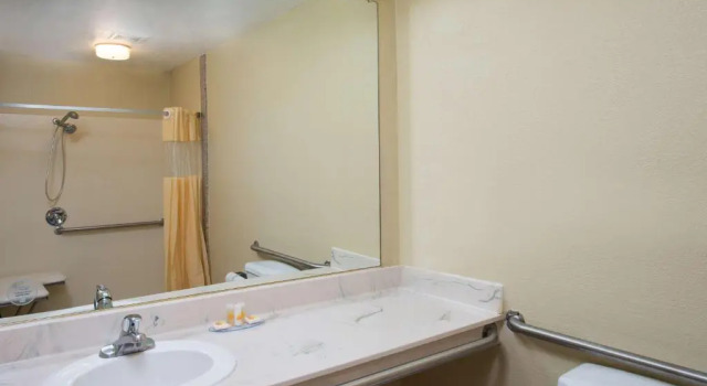 Номер Deluxe Days Inn by Wyndham Pinole Berkeley