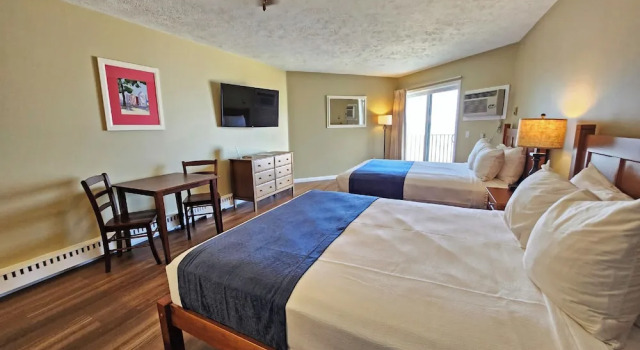 Четырёхместная студия с балконом и с видом на залив Pointes North Beachfront Hotel - 2 Person Spa Tub Studios