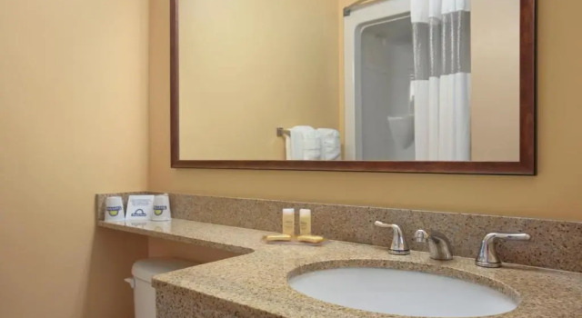 Четырёхместный номер Standard Days Inn by Wyndham Oromocto Conference Centre