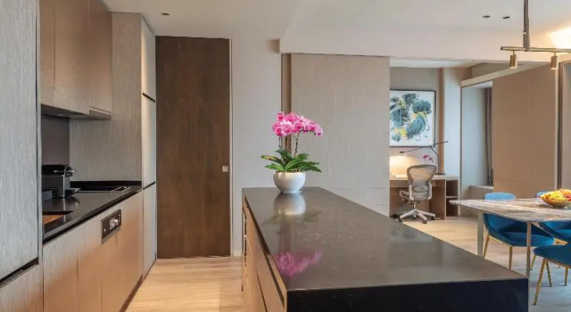 Standardní Dvoulůžkový s manželskou postelí pokoj s balkonem Pan Pacific Serviced Suites Orchard