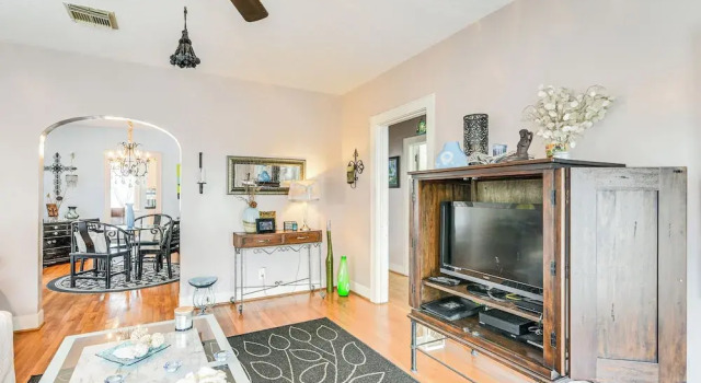 Pet-friendly Galveston Bungalow, 1/2 Mi to Beach!