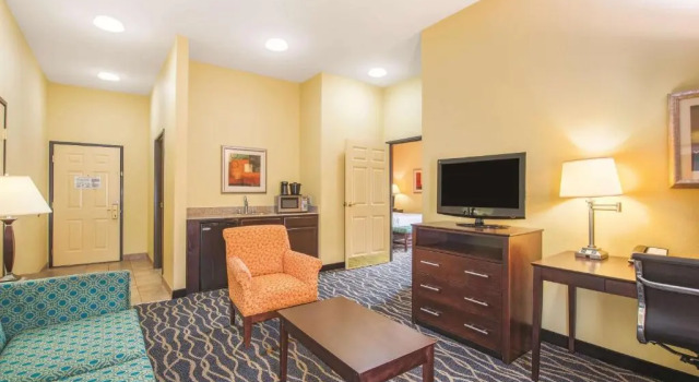 Люкс La Quinta by Wyndham Tulsa Airport / Expo Square