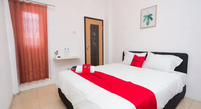 RedDoorz near Plaza Araya 2