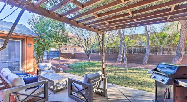 Коттедж 1 Mi to Cathedral Rock Trailhead: Home w/ Sunroom