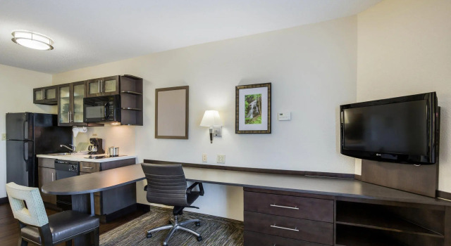 Двухместный люкс Candlewood Suites Virginia Beach Town Center by IHG