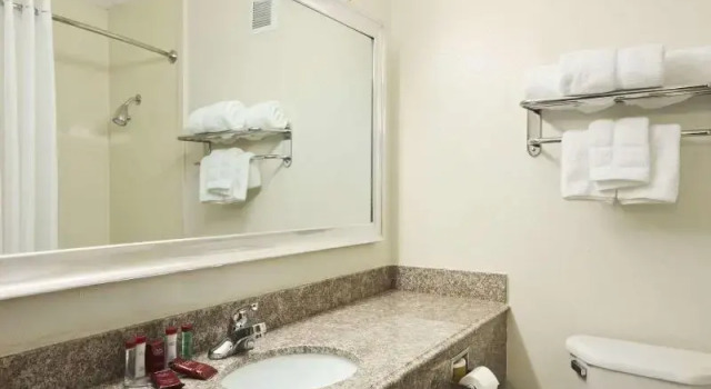 Номер Standard Courtyard by Marriott Tulsa Woodland Hills
