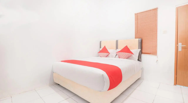 Двухместный номер Standard RedDoorz near Esa Unggul University Jakarta Campus