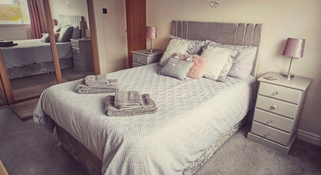 Near Beach - Garden - Pets - Parking - Sleeps 4