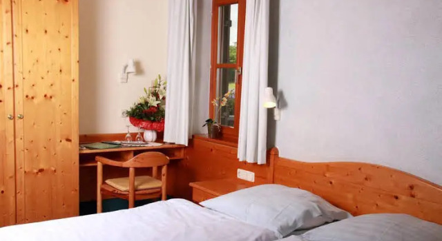 Gasthof zum Rödelseer Schwan, Rezervovat Hotel Rödelsee Steigerwald