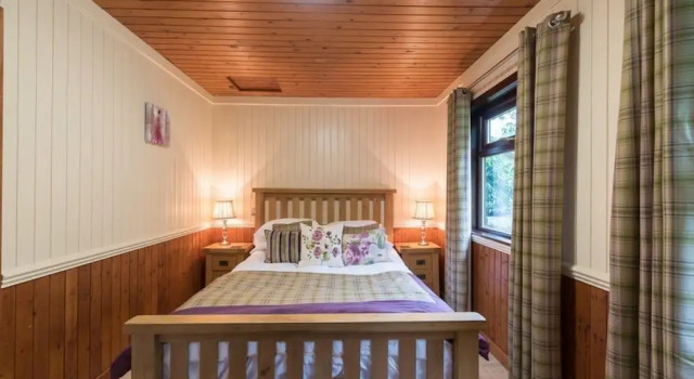 Bluebell Lodge 2 with Hot Tub, Book Hotel Minnigaff Scotland