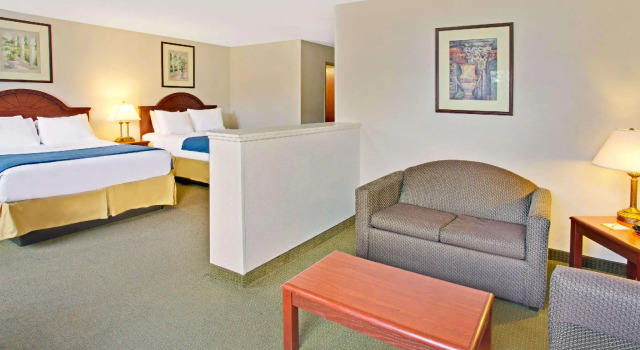 Четырёхместный студия люкс Days Inn & Suites by Wyndham Laurel Near Fort Meade