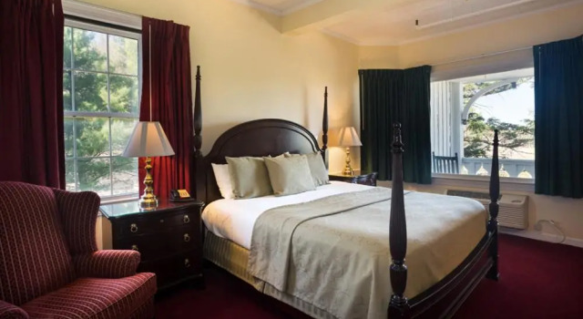 Люкс с балконом Green Park Inn