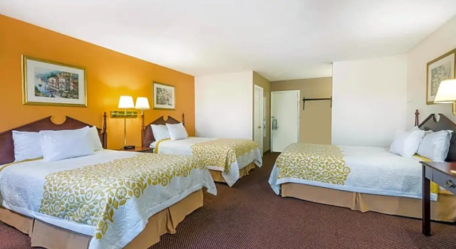 Шестиместный номер Standard Days Inn by Wyndham Amherst OH - Near Cleveland Cedar Point & Lake Erie