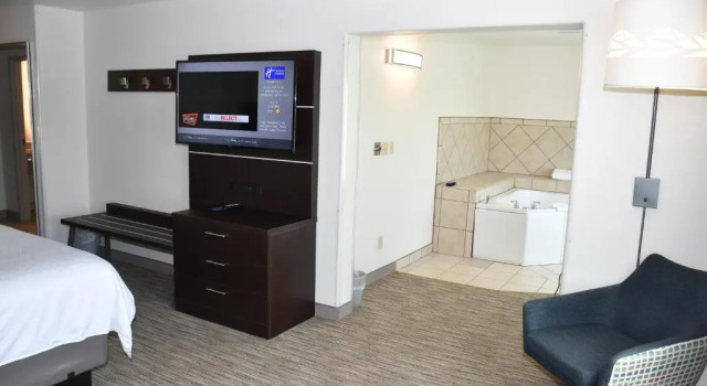 Люкс Holiday Inn Express Hotel & Suites Evanston by IHG