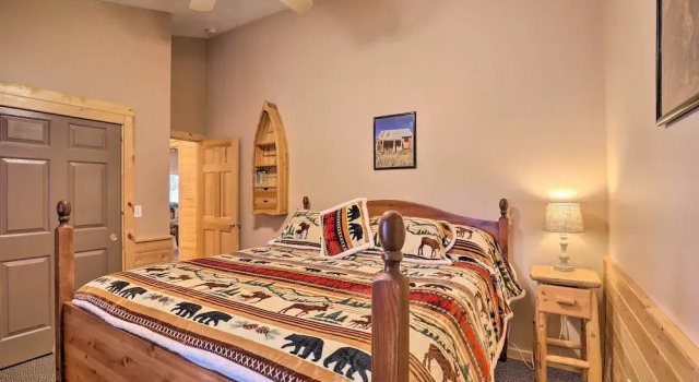 Bright & Cozy Duck Creek Cabin w/ Grill & Fire Pit, Book Feriehus Sommerhuse i Kane County, Hytte