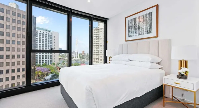 CBD High-rise 1-bed With Pool, Gym & Views, Забронировать Апартаменты/квартира Брисбен Brisbane Region, рядом с Паромный терминал South Bank