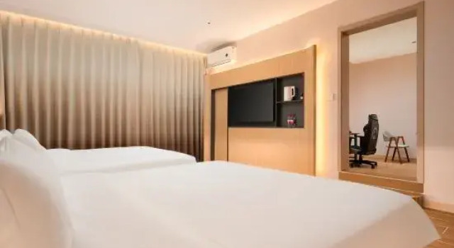 Двухместный люкс Sanya SOLOKING E-sports Hotel (Haitang Bay International Duty Free City)