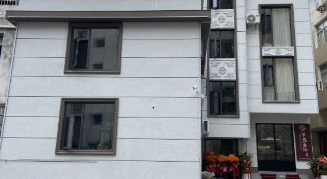 Flowers Fall at Tangyuan Homestay (Xuan'en Wenlan Bridge Branch), Prenota Hotel Enshi Prefecture Cina